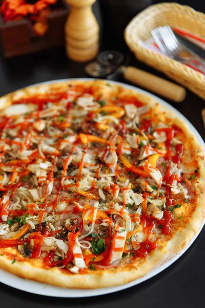 Vista Próxima Pizza Com Molho Frango Pimenta Tomate Mesa Preta — Fotografia de Stock