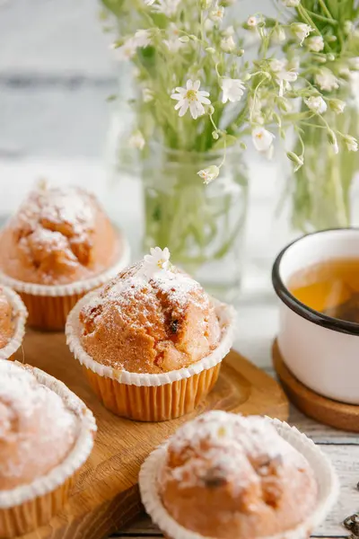 Tetején cukor por, vanília cupcakes — Stock Fotó