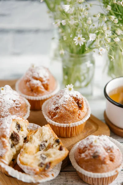 Vanilyalı kek şeker tozu ile tepesinde