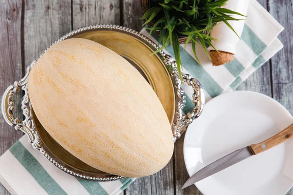 金属の皿 ナイフ 白い皿 ストライプ ナプキンにメロンと食品成分 — ストック写真