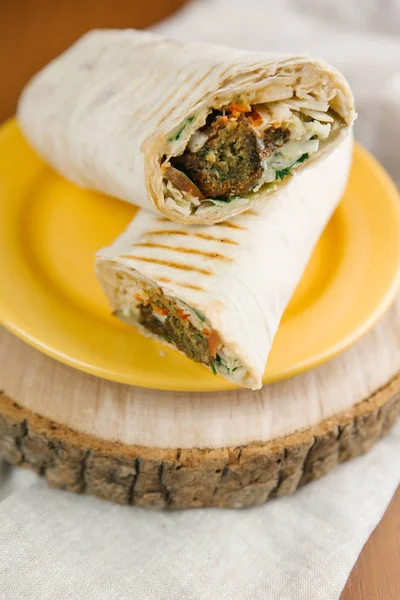 Appetitliche Shawarma Auf Gelbem Teller Serviert Und Gesägtes Holz Auf — Stockfoto