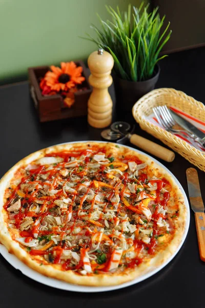 Pizza Com Molho Frango Pimenta Tomate Mesa Preta — Fotografia de Stock