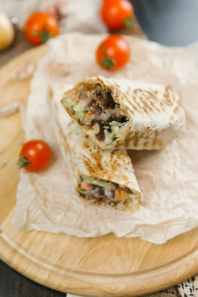 Grilled Shawarma Wooden Plate Tomatoes Blurred Background — Stock Photo, Image