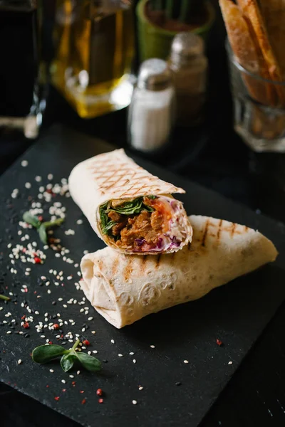 İki adet germinated ayçiçeği tohumu ve sezame ile tamamlanmaktadır siyah plaka servis shaverma Görünümü Kapat