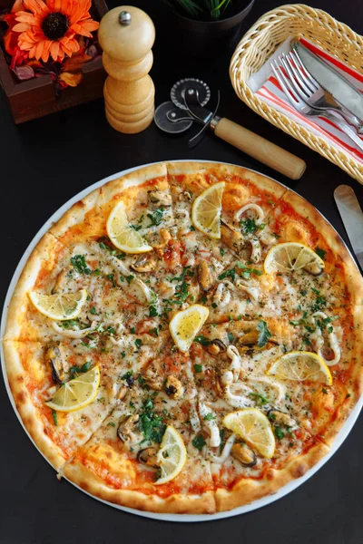 Vista Superior Pizza Carne Com Limão Mesa Escura — Fotografia de Stock