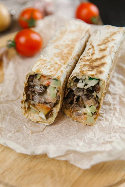 Shawarma Yammy Alla Griglia Piatto Legno Con Pomodori — Foto Stock