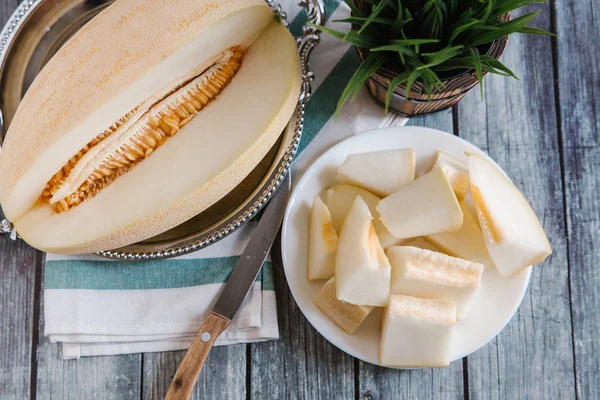 Stilleben Med Kapade Melon Serveras Vit Platta Med Kniv Servett — Stockfoto