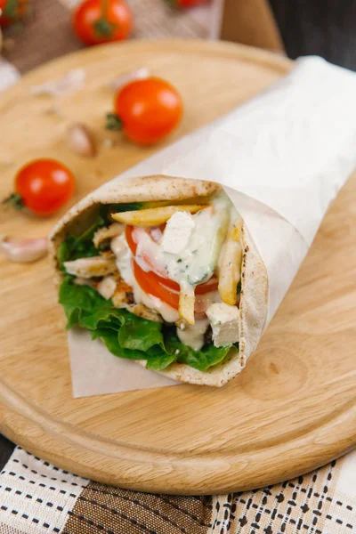 흐리게에 양피지 종이에 구운된 Shawarma 플레이트의 — 스톡 사진