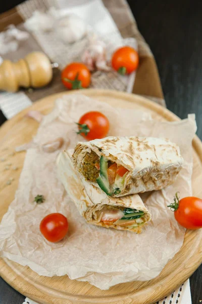 Shawarma Grelhado Placa Madeira Com Tomate Guardanapo Linho Fundo Embaçado — Fotografia de Stock