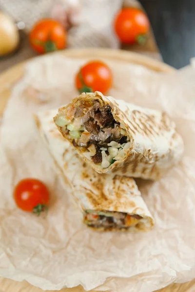 Grilled Shawarma Wooden Plate Tomatoes Blurred Background — Stock Photo, Image