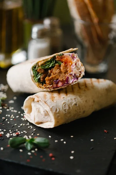 shaverma iki adet germinated ayçiçeği tohumu ve sezame üzerinde arka plan bulanık ile tamamlanmaktadır siyah plaka servis