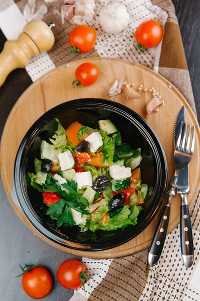 Griechischer Salat Schwarzer Schüssel Auf Holztisch Serviert — Stockfoto