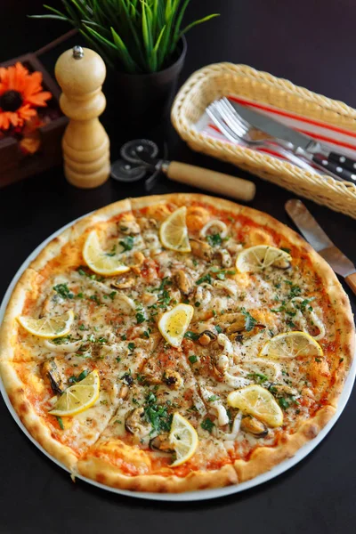 Pizza Carne Com Limão Mesa Escura — Fotografia de Stock