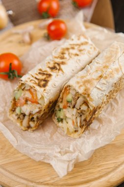 Gevrek ve sulu shawarma Görünümü Kapat üzerinde arka plan bulanık