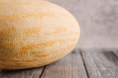 Taze tatlı kavun ahşap masa tarafında döşeme görünümü kapat