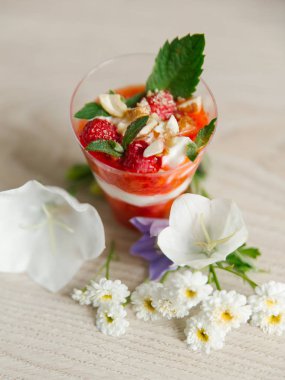 Çilekli yoğurt nane, Bütün çilek ve kaju üstte ahşap yüzey ve çiçekler etrafında