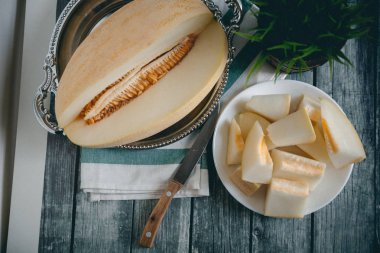 Düzenlenen karpuz bıçağı, peçete ve vazo ile beyaz tabakta servis ile natürmort 