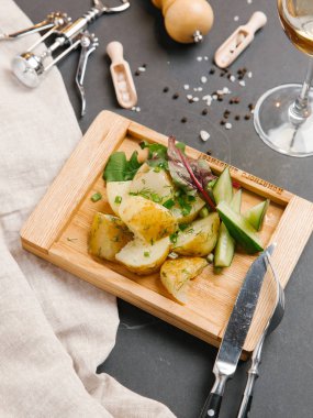 kavrulmuş patates sebze ile üstten görünüm üzerinde ahşap kurulunda görev yapmaktadır. 