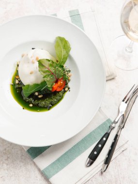 keçi peyniri, çam fıstığı, domates ve pancar yeşil salata yaprakları