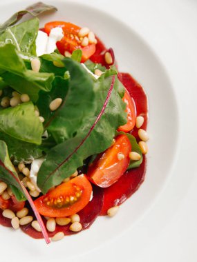 Beyaz tabakta domates, yoğurt ve çam fıstığı ile pancar salatası Görünümü Kapat