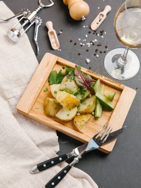 kavrulmuş patates sebze ile üstten görünüm üzerinde ahşap kurulunda görev yapmaktadır. 