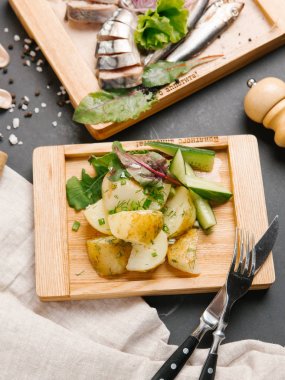 arka plan üzerine dilimlenmiş scomber ile ahşap tahta üzerinde yukarıdan kavrulmuş patates sebze ile servis 