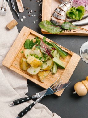 kavrulmuş patates sebze ile üstten görünüm üzerinde ahşap kurulunda görev yapmaktadır. 