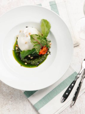 Üstten Görünüm keçi peyniri, çam fıstığı, domates ve pancar yeşil salata yaprakları