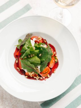 domates, yoğurt ve çam fıstığı beyaz tabakta pancar salatası