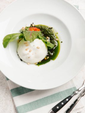 keçi peyniri, çam fıstığı, domates ve pancar yeşil salata yaprakları