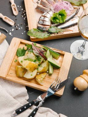 kavrulmuş patates sebze ile üstten görünüm üzerinde ahşap kurulunda görev yapmaktadır. 