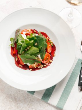 domates, yoğurt ve çam fıstığı beyaz tabakta pancar salatası