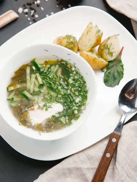 haşlanmış patates ve beyaz tabakta dereotu turşu çorbası