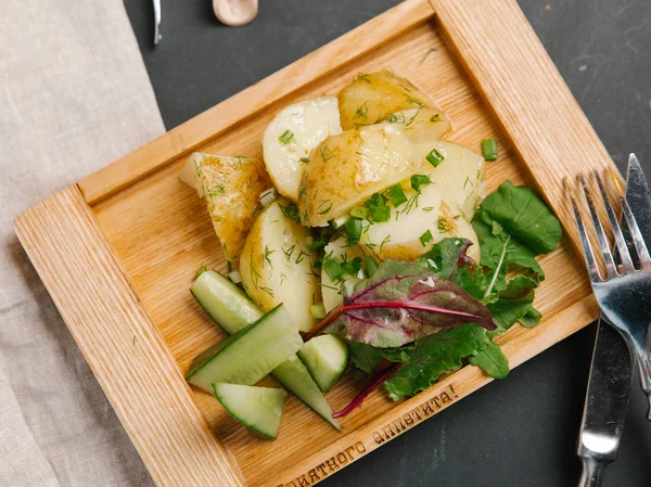 Vista Superior Patatas Asadas Con Verduras Servidas Sobre Tabla Madera — Foto de Stock