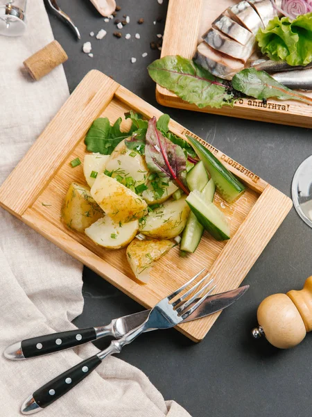 kavrulmuş patates sebze ile üstten görünüm üzerinde ahşap kurulunda görev yapmaktadır. 