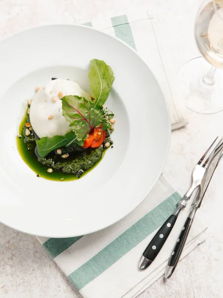 keçi peyniri, çam fıstığı, domates ve pancar yeşil salata yaprakları