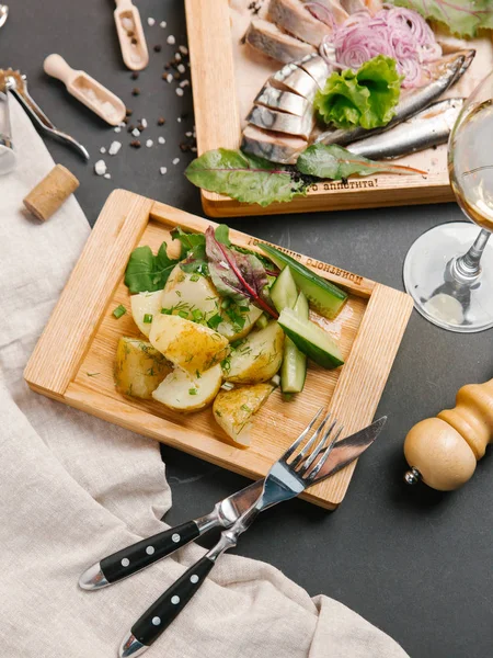 kavrulmuş patates sebze ile üstten görünüm üzerinde ahşap kurulunda görev yapmaktadır. 