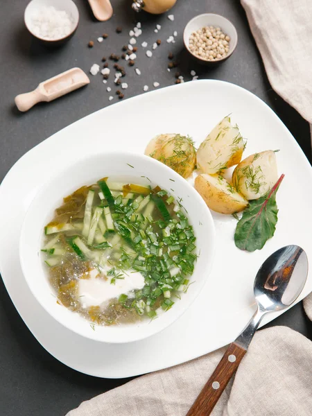 haşlanmış patates ve beyaz tabakta dereotu turşu çorbası