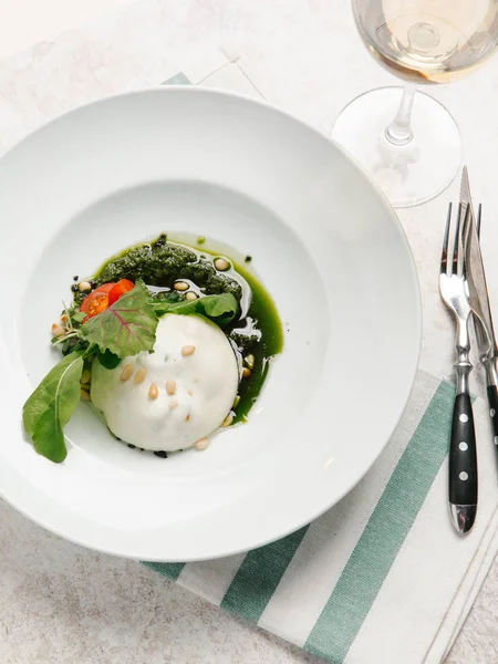 keçi peyniri, çam fıstığı, domates ve pancar yeşil salata yaprakları