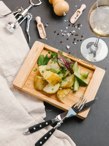 kavrulmuş patates sebze ile üstten görünüm üzerinde ahşap kurulunda görev yapmaktadır. 