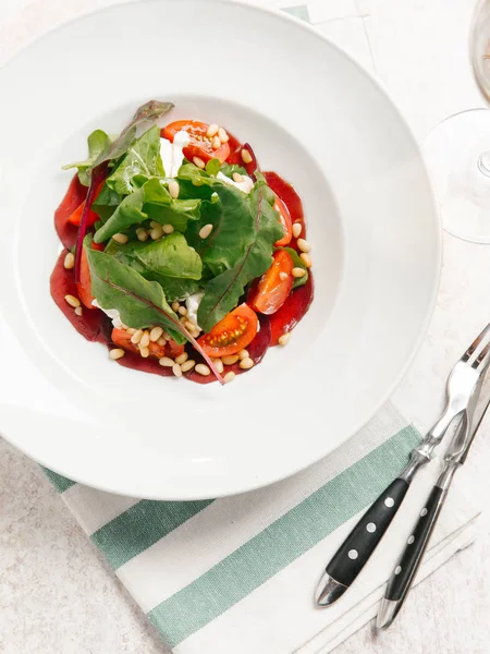 접시에 토마토 요구르트 소나무 견과류와 샐러드의 — 스톡 사진