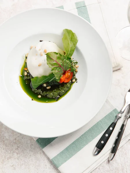 Üstten Görünüm keçi peyniri, çam fıstığı, domates ve pancar yeşil salata yaprakları