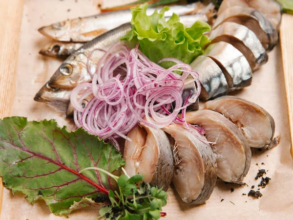 Ahşap doğrama tahtası üzerinde soğan bobinleri ile dilimlenmiş scomber Görünümü Kapat servis