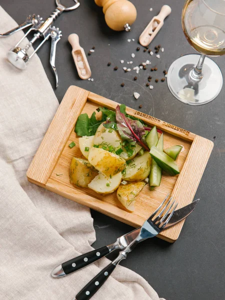 Vista Superior Patatas Asadas Con Verduras Servidas Sobre Tabla Madera — Foto de Stock