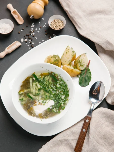 haşlanmış patates ve beyaz tabakta dereotu turşu çorbası