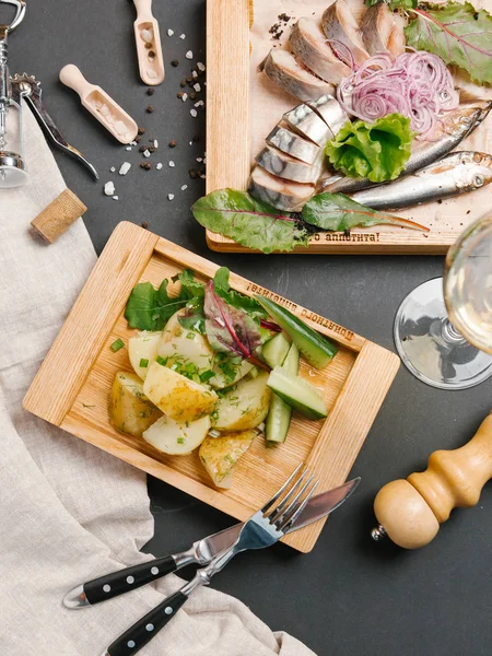 kavrulmuş patates sebze ile üstten görünüm üzerinde ahşap kurulunda görev yapmaktadır. 