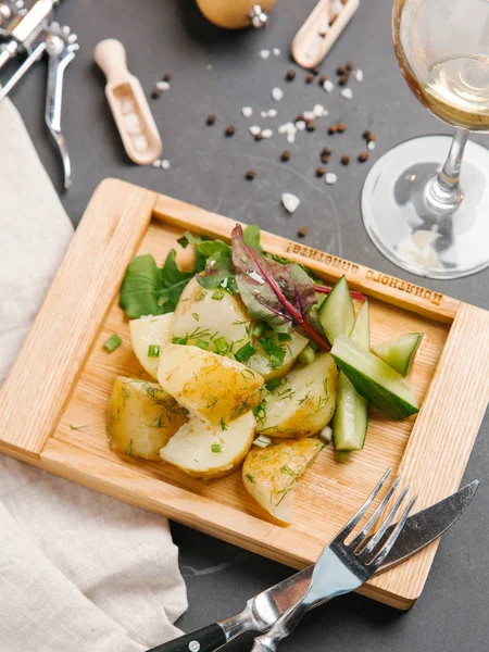 kavrulmuş patates sebze ile üstten görünüm üzerinde ahşap kurulunda görev yapmaktadır. 