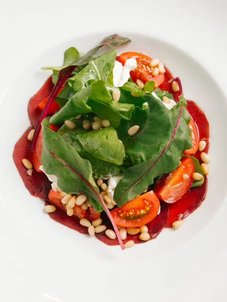 pancar salatası domates, yoğurt ve çam fıstığı üstten görünüm beyaz plaka üzerinde