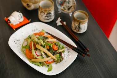  Salata, domates, Bebek Mısır, dilimlenmiş turp ve baharatlar ile Japon çanak