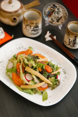  Salata, domates, Bebek Mısır, dilimlenmiş turp ve baharatlar ile Japon çanak